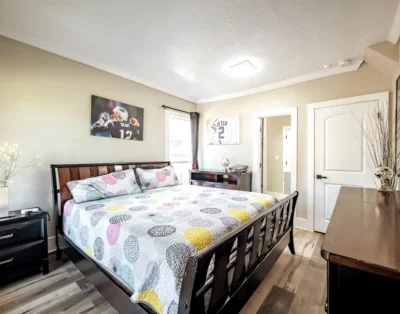 4BR new home sleeps 13 downtown/Pet/EV/Wi-Fi/Parking